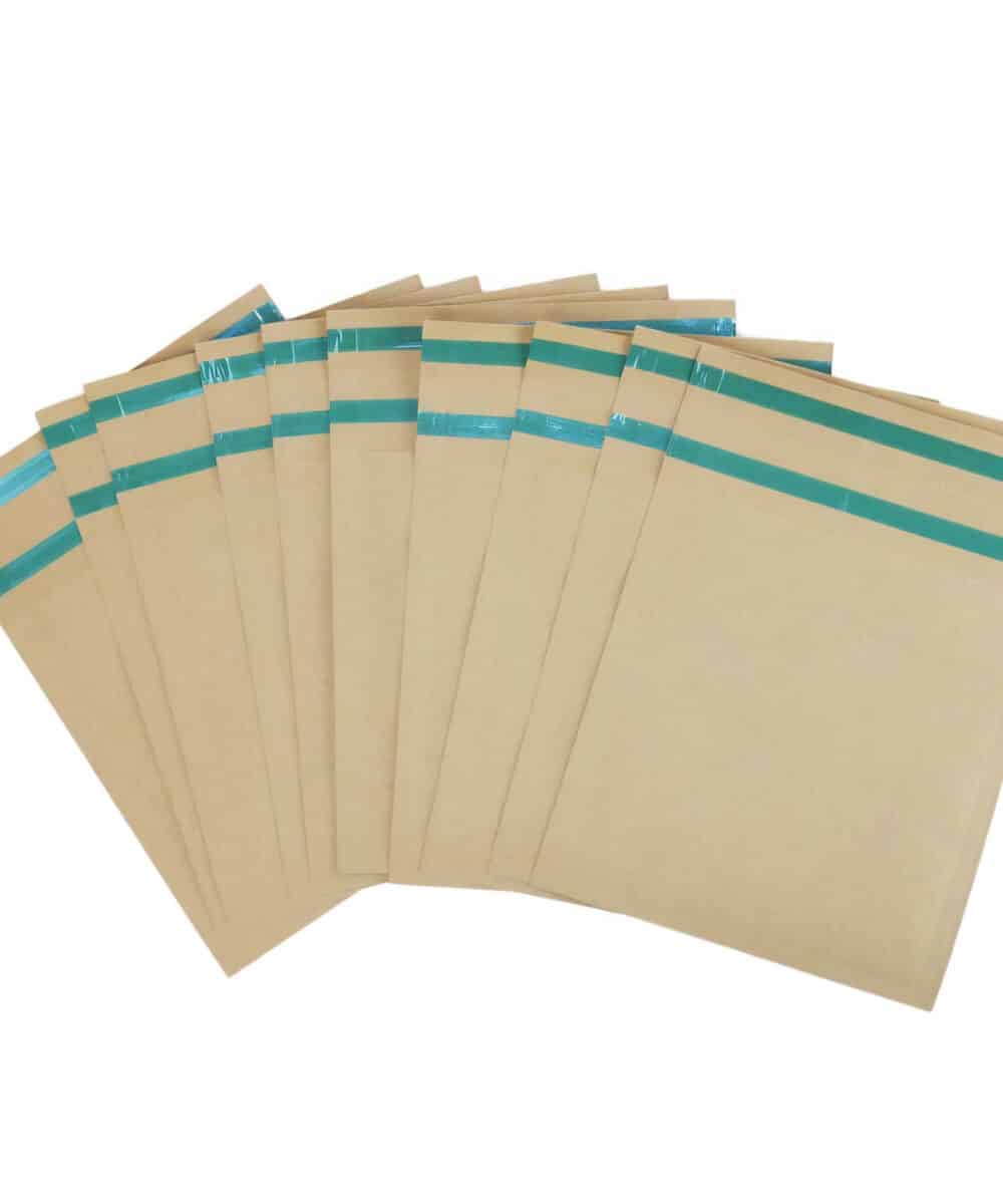 Meerdere Kraftpapier verzendzakken met 2 plakstrips